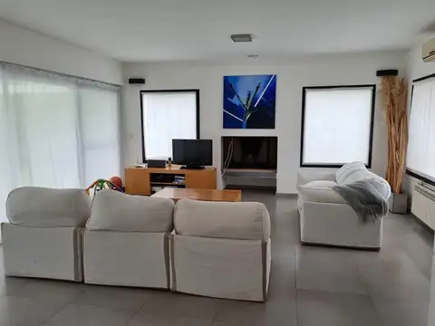 Casa en Alquiler con 2 cocheras