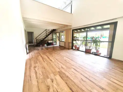 Casa en Alquiler con 2 cocheras