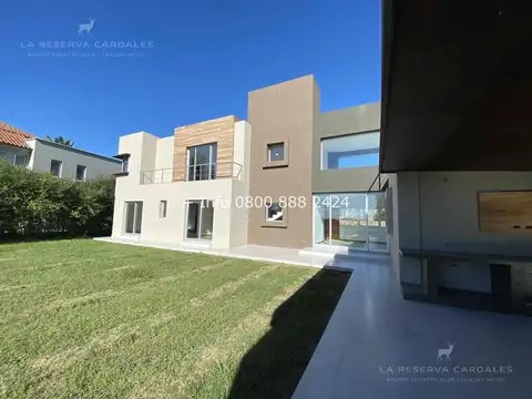 Casa 6 ambientes con 5 baños