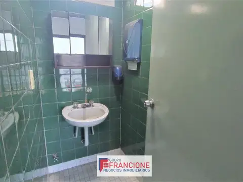 Oficina 5 ambientes con 3 baños