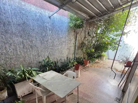 GRAN CASA 4 AMB. - HABITACION EN ALTOS - PATIO CON PARRILLA - ESPACIO AEREO - MUY BUENA UBICACION