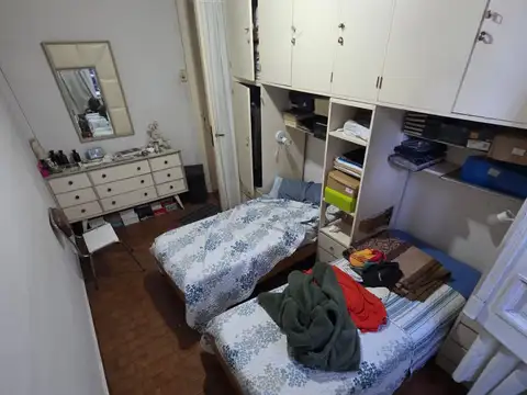 GRAN CASA 4 AMB. - HABITACION EN ALTOS - PATIO CON PARRILLA - ESPACIO AEREO - MUY BUENA UBICACION