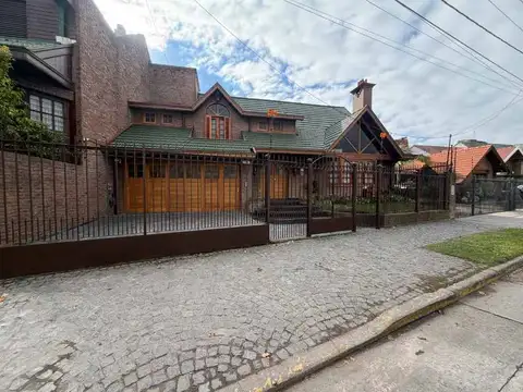 Chalet en venta de 4 Ambientes sobre un lote de doble frente en Bernal Centro