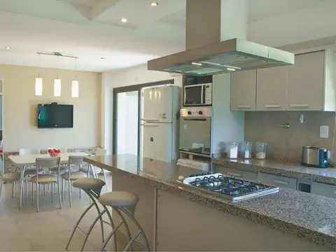 Casa en Alquiler con 2 cocheras