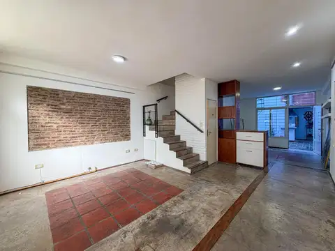 VENTA/ALQUILER - Casa tipo dúplex de 2 dormitorios con patio y terraza. Barrio Pichincha, Rosario.