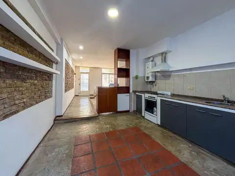 VENTA/ALQUILER - Casa tipo dúplex de 2 dormitorios con patio y terraza. Barrio Pichincha, Rosario.