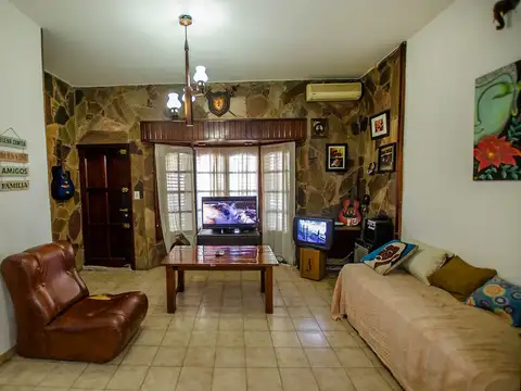 CASA EN VENTA BURZACO CON QUINCHO Y PILETA