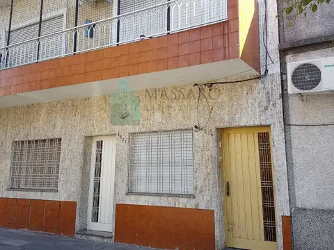 Departamento tipo casa, 5 ambientes con patio, ideal dos familias, Liniers