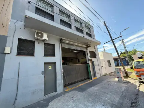 Galpón 500 m² sobre Av. Ader con oficinas y entrada camión