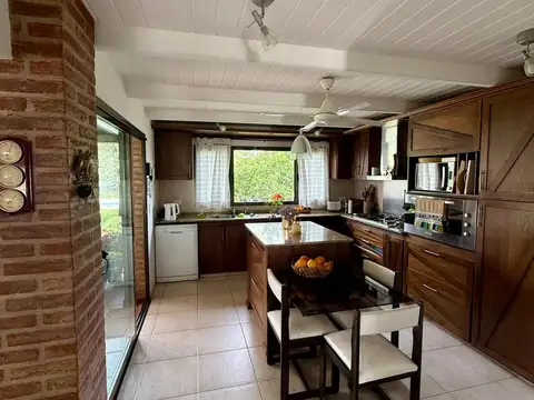 Casa en Venta con 3 cocheras