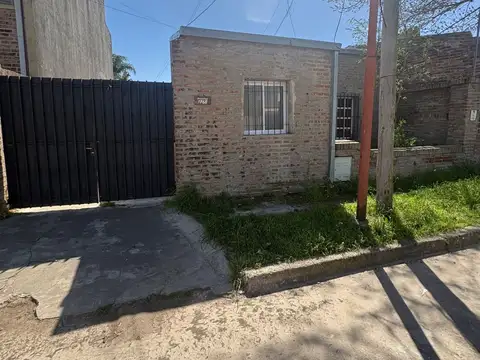 CASA A METROS DE LA COSTANERA DE 2 DORMITORIOS