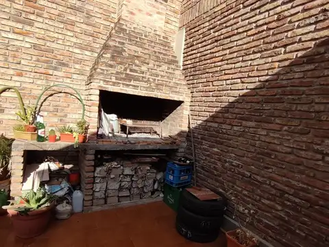 VENTA  DE CASA CON DEPTO EN BERNAL