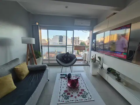 Departamento 2 ambientes en duplex al frente con balcon y cochera