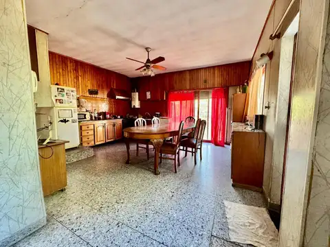 Casa planta alta con importante local en Barrio Ludueña , Rosario .
