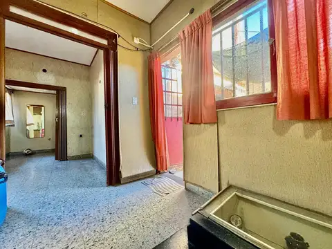 Casa planta alta con importante local en Barrio Ludueña , Rosario .
