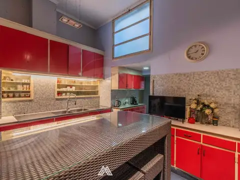 Casa 8 ambientes con 2 baños