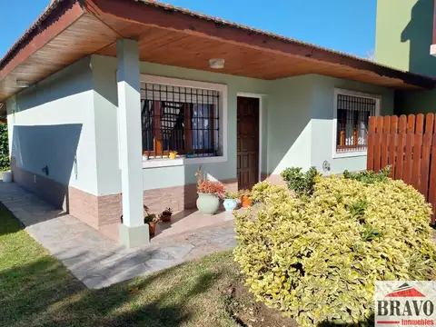 Chalet / Casa en venta, con depto., quincho y doble cochera en Zona Sur