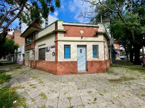 Depósito/taller 90 mts + vivienda.  Lanús Oeste