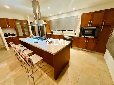 Casa 5 ambientes con 4 baños