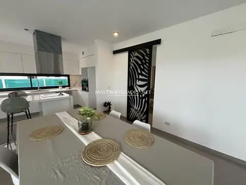 Casa en venta c/ cochera en Barrio Privado Terralagos