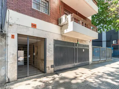 Oportunidad! Departamento en venta para actualizar en la mejor zona de Palermo, sobre Av. Santa Fe.