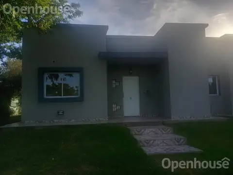 Casa en Alquiler con 2 cocheras
