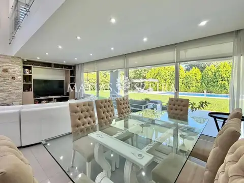 Casa en Venta con 3 cocheras