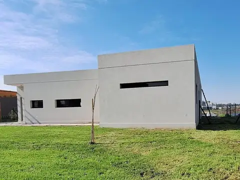 Casa en Venta con 3 cocheras