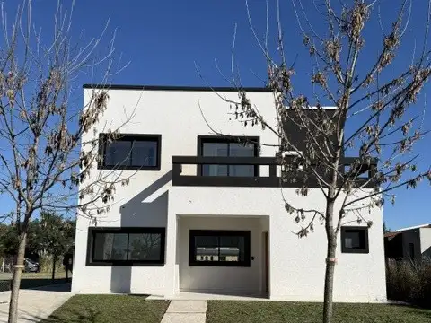 Casa a Estrenar en Venta de 6 Ambientes