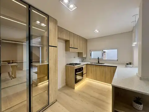 Venta casa de 3 dormitorios con patio y parrillero, zona Centro, Rosario