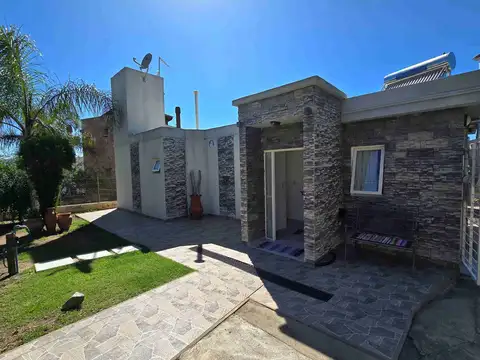 Bella Casa En Venta En Villa Carlos Paz, Con Pileta, Bo Villa Del Lago, Residencial