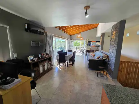Casa 4 ambientes con 2 baños