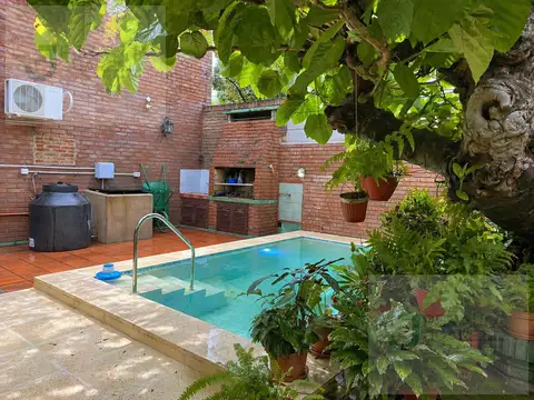 Casa de esquina sobre Av. Italia
