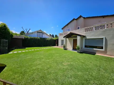 Casa 7 ambientes con 2 baños
