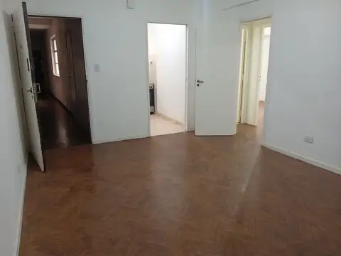 Excelente 3 ambientes, recién pintado. Apto profesional