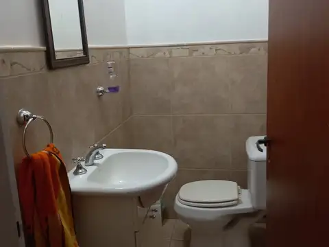 Casa 6 ambientes con 2 baños