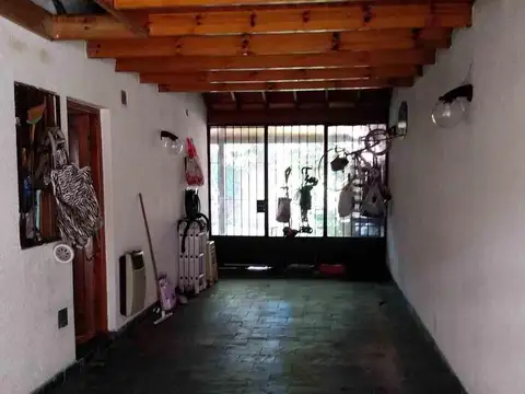 Casa 4 ambientes. | PASAJE B 2166