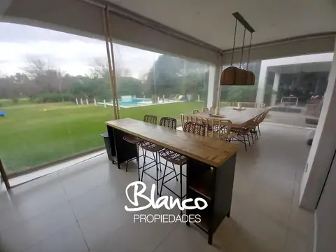 Casa en Venta con 2 cocheras