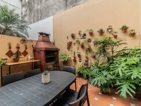 Tríplex de 4 Ambientes con cochera, patio con parrilla y playroom en Flores