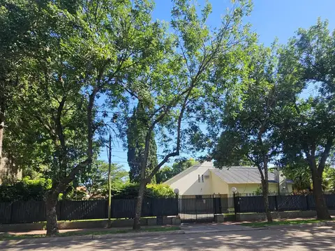 ALQUILER CHALET GRANADERO BAIGORRIA LADO  RIO A METROS AVENIDA