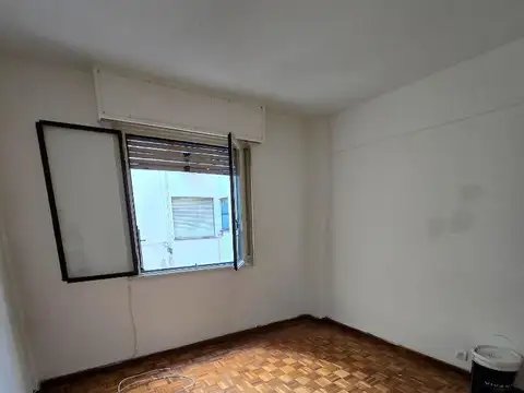 Amplio dos ambientes, baño completo y cocina