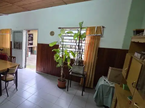 Casa 6 ambientes con 2 baños