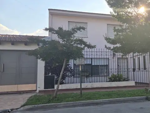 Venta - Chalet - 3 Dormitorios - Garage - Totalmente Habitable - Parque y Quincho - Vta Directa  