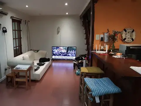 CASA CON ESPACIO ANEXO AL FRENTE ( LOCAL COMERCIAL O GARAGE)