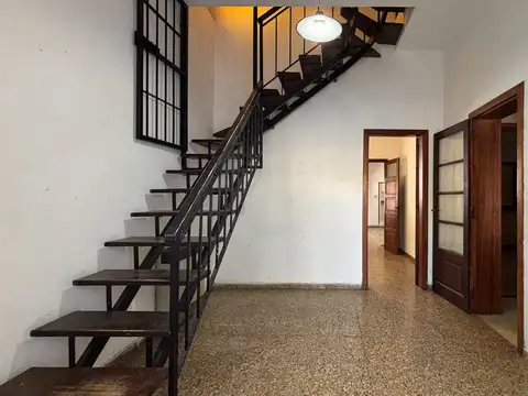 Casa 7 ambientes con 2 baños