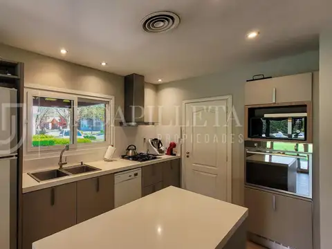 Casa 4 ambientes con 3 baños