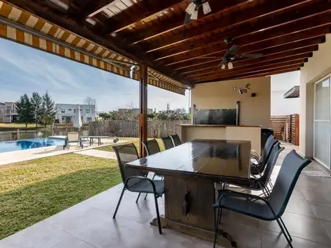 Casa 4 ambientes con 4 baños