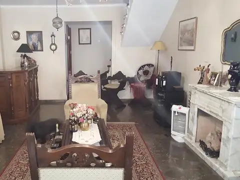 Chalet de 3 dorm con jardin y gran quincho c/parrilla.