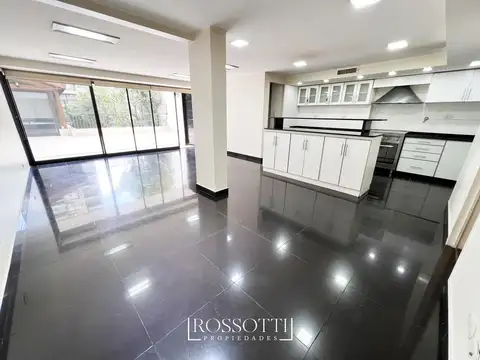Piso de 4 ambientes c/ balcón terraza - Gran Patio c/ Quincho - 4 Cocheras - Baulera