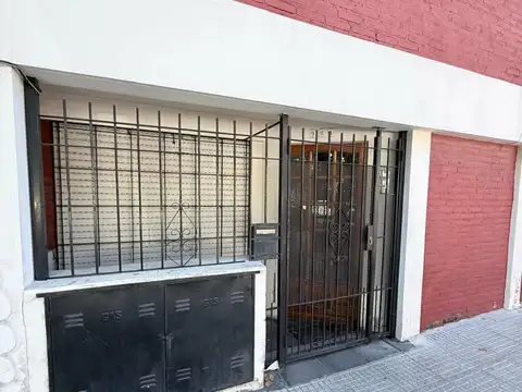 se alquila ph de dos ambientes, bjas expensas a la calle. todo electrico